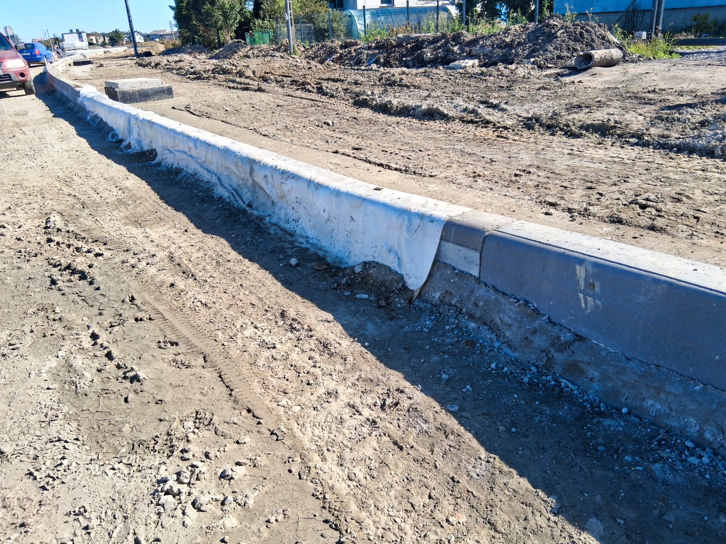 Budowa mostu między Grzegorzowicami a Zawadą Książęcą kłopotliwa dla mieszkańców. Odcięto im dojazd od posesji