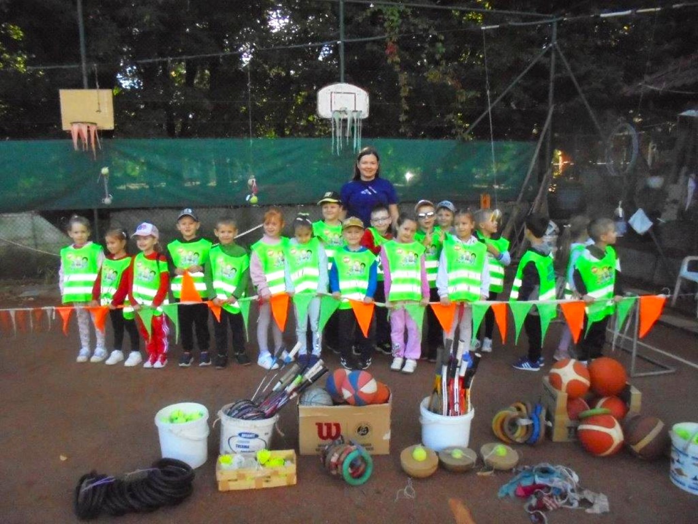 Sportowe zmagania przedszkolaków na korcie RAFAKO