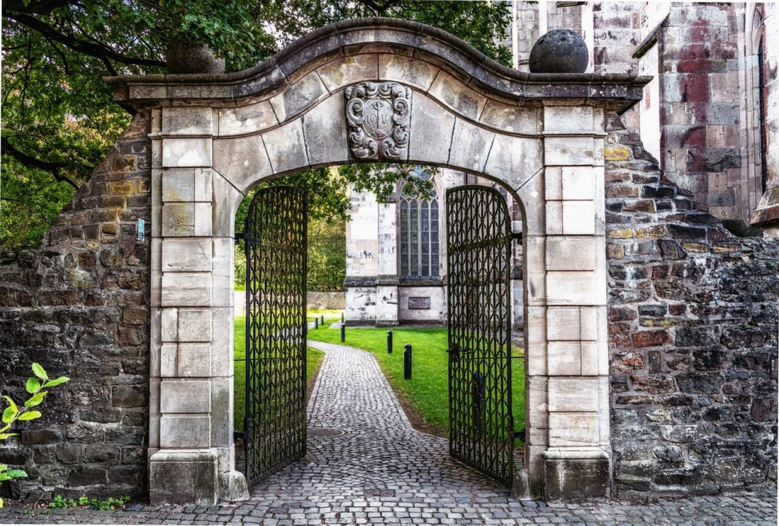 Nowoczesne ogrodzenia i balustrady z elementów kutych – estetyka i trwałość na lata