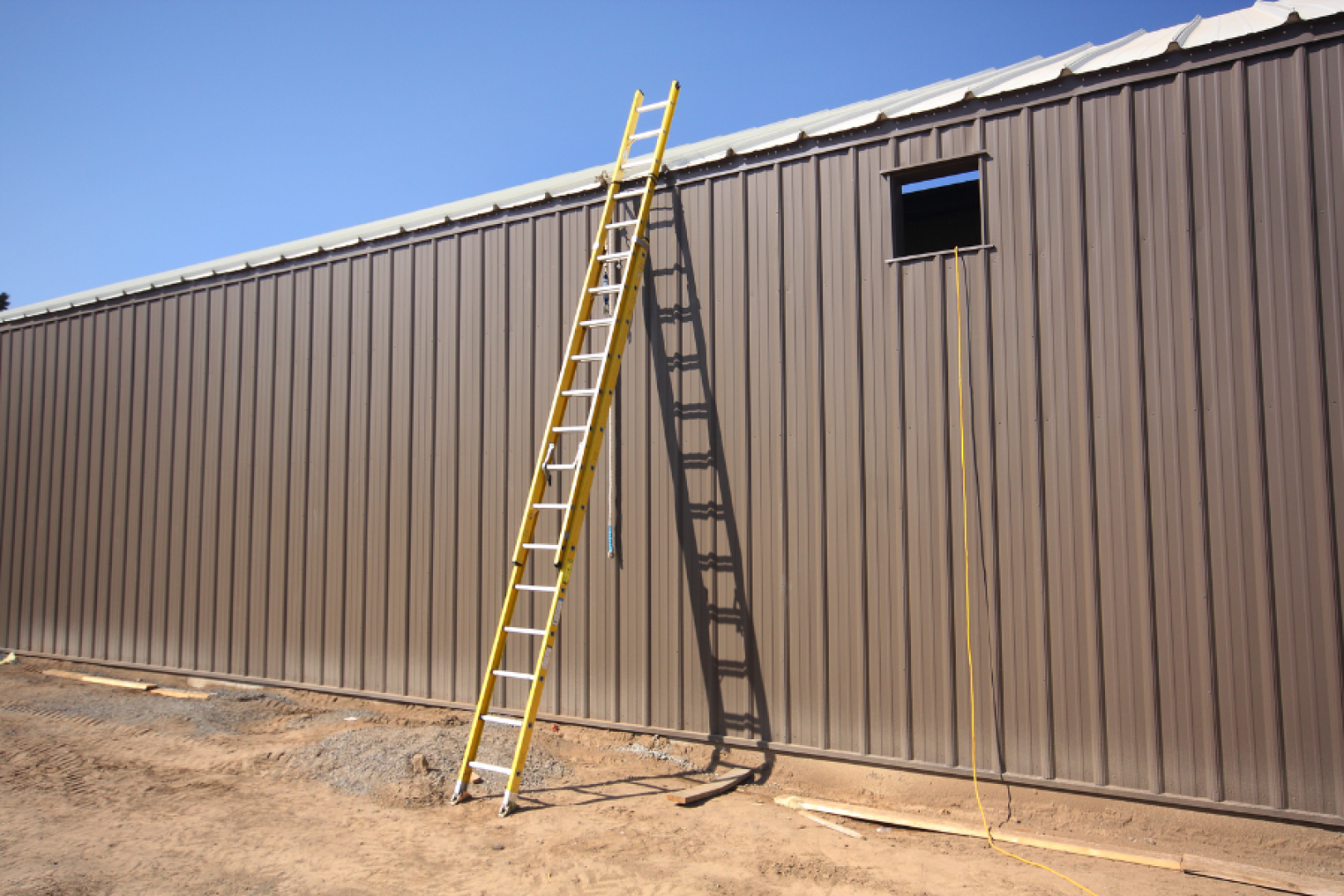 Jak wybrać bezpieczną drabinę przystawną do prac budowlanych?