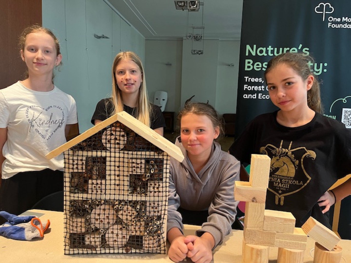 Uczniowie z Ostroga tworzą ekologiczne hotele dla owadów