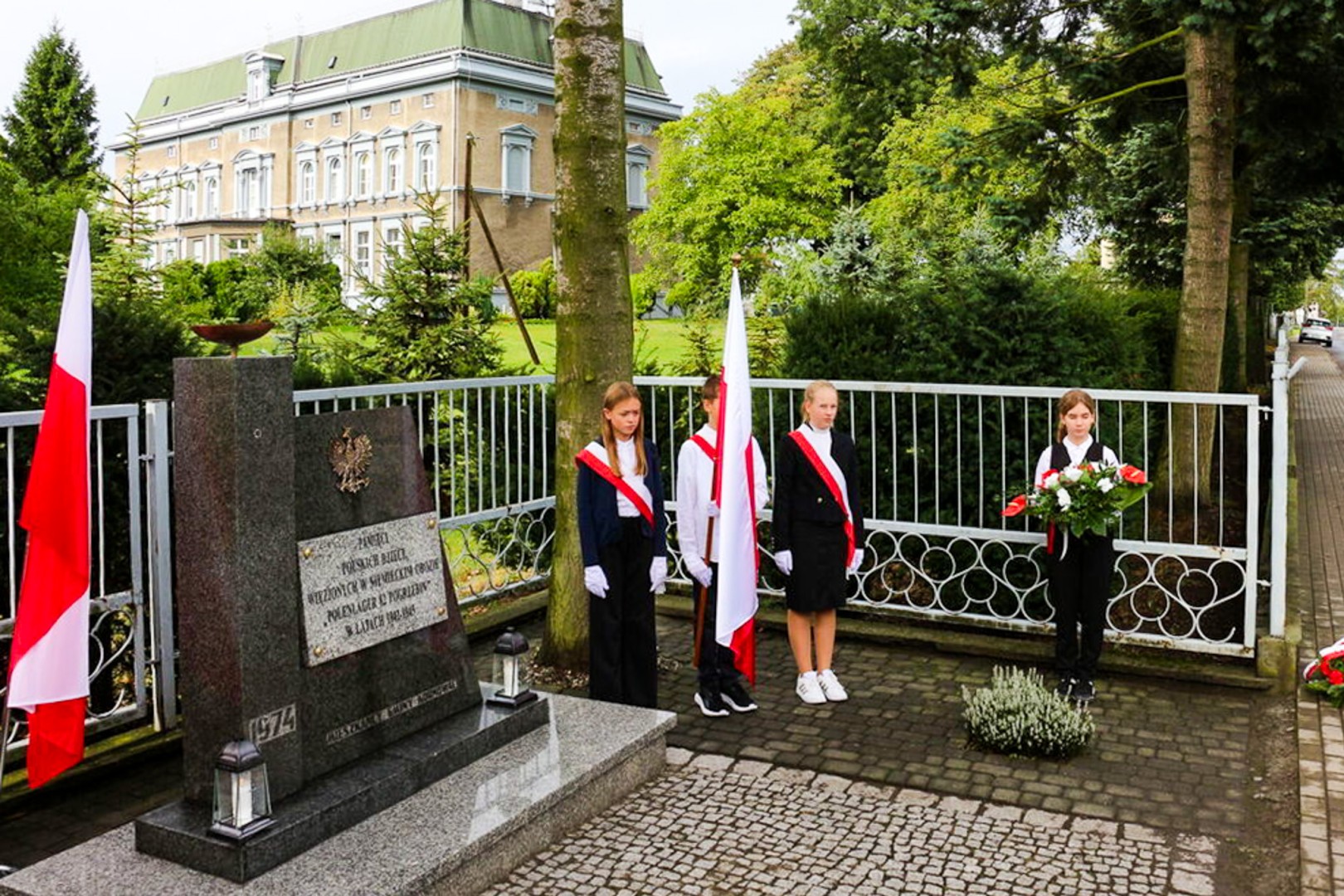 Odsłonięcie odnowionego pomnika ofiar nazizmu w Pogrzebieniu