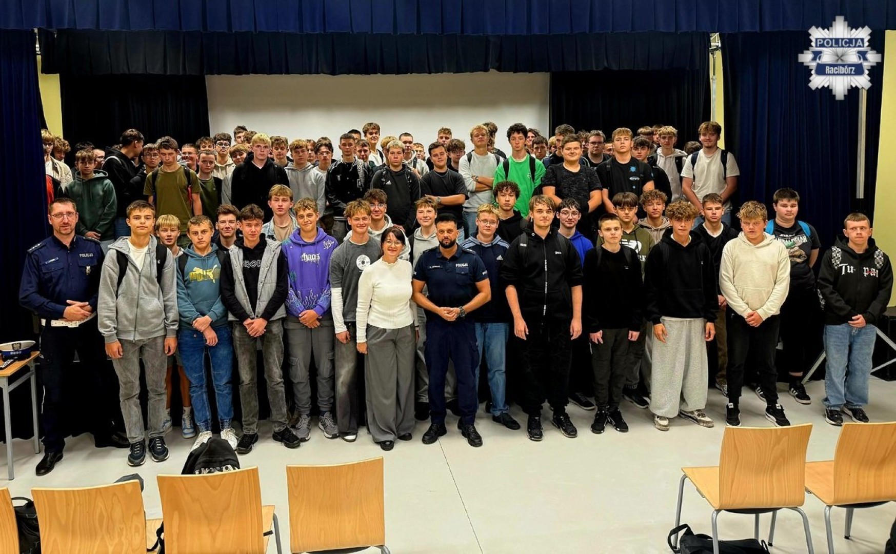 Policjanci rozmawiali z młodzieżą o odpowiedzialności prawnej i bezpieczeństwie na drodze