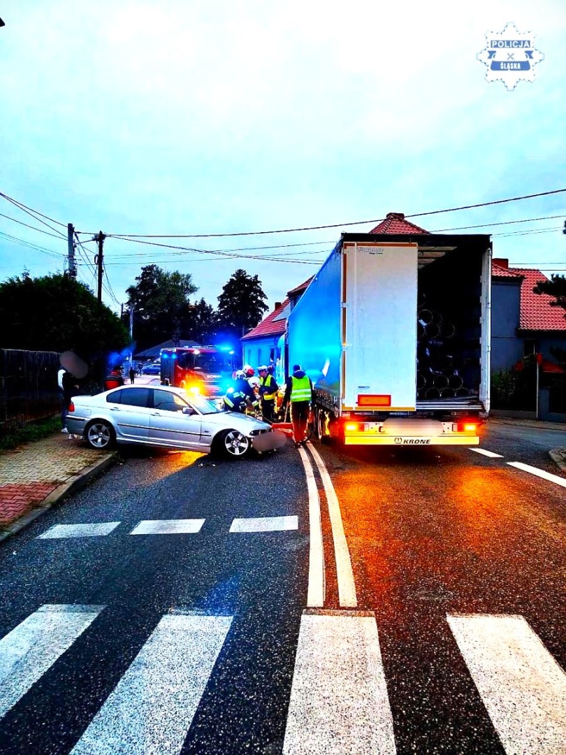 DK45: Zderzenie osobówki z ciężarówką w Roszkowie. Pasażerka trafiła do szpitala