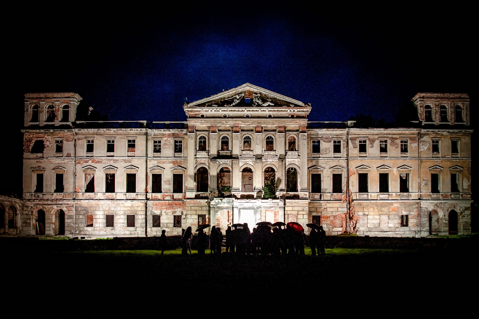 Ruiny pałacu w Sławikowie rozświetlone – I Noc Eickstedtów za nami [FOTO i WIDEO]