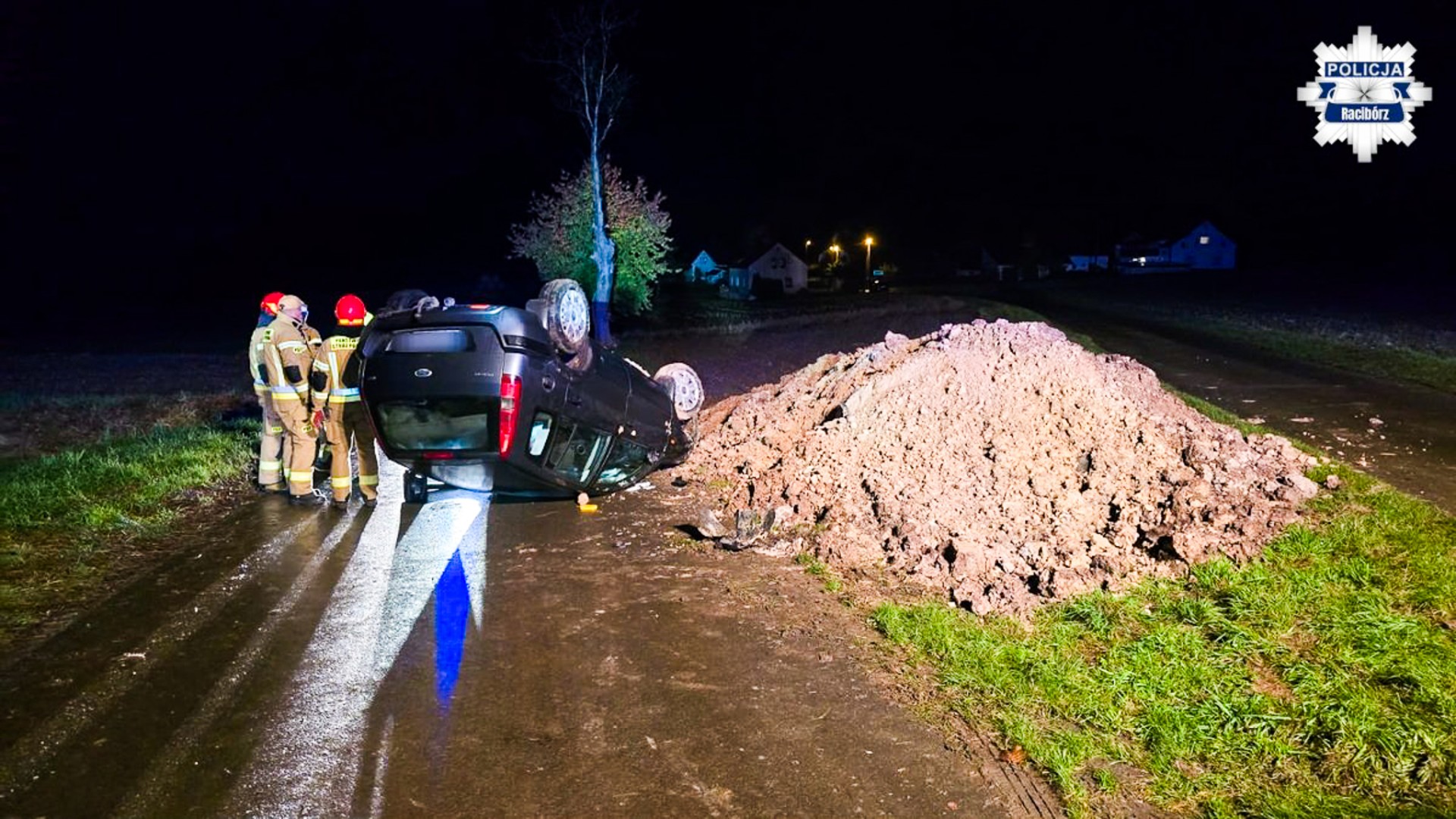 Dachowanie 90-latka w Sławienku. Jesienne drogi znów dają o sobie znać