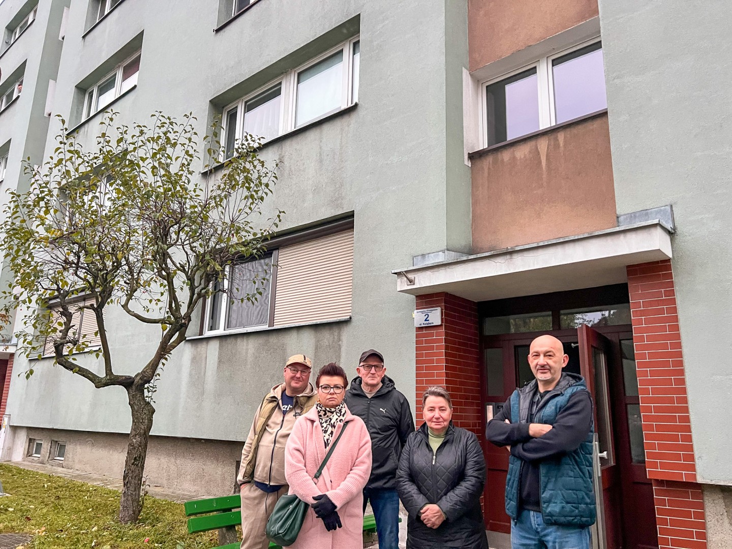 Mieszkańcy bloku na Ostrogu walczą z drażniącym zapachem chemikaliów w ich mieszkaniach