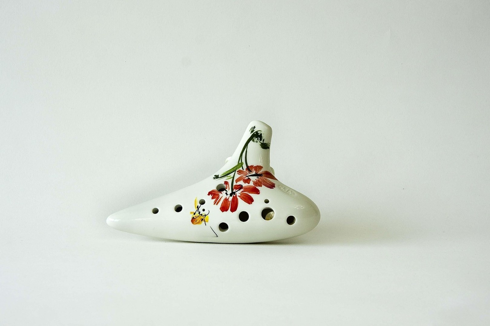 Farby naszkliwne – kiedy warto je stosować i jak utrwalać wzory?