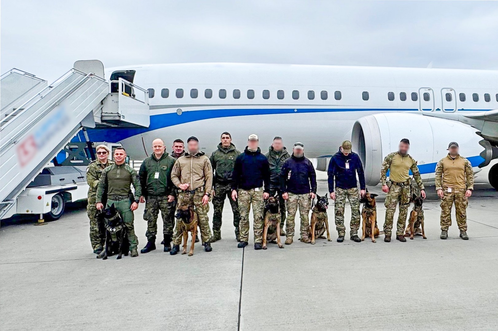 Wspólne ćwiczenia przewodników psów służbowych wyspecjalizowanych w wykrywaniu materiałów wybuchowych i broni