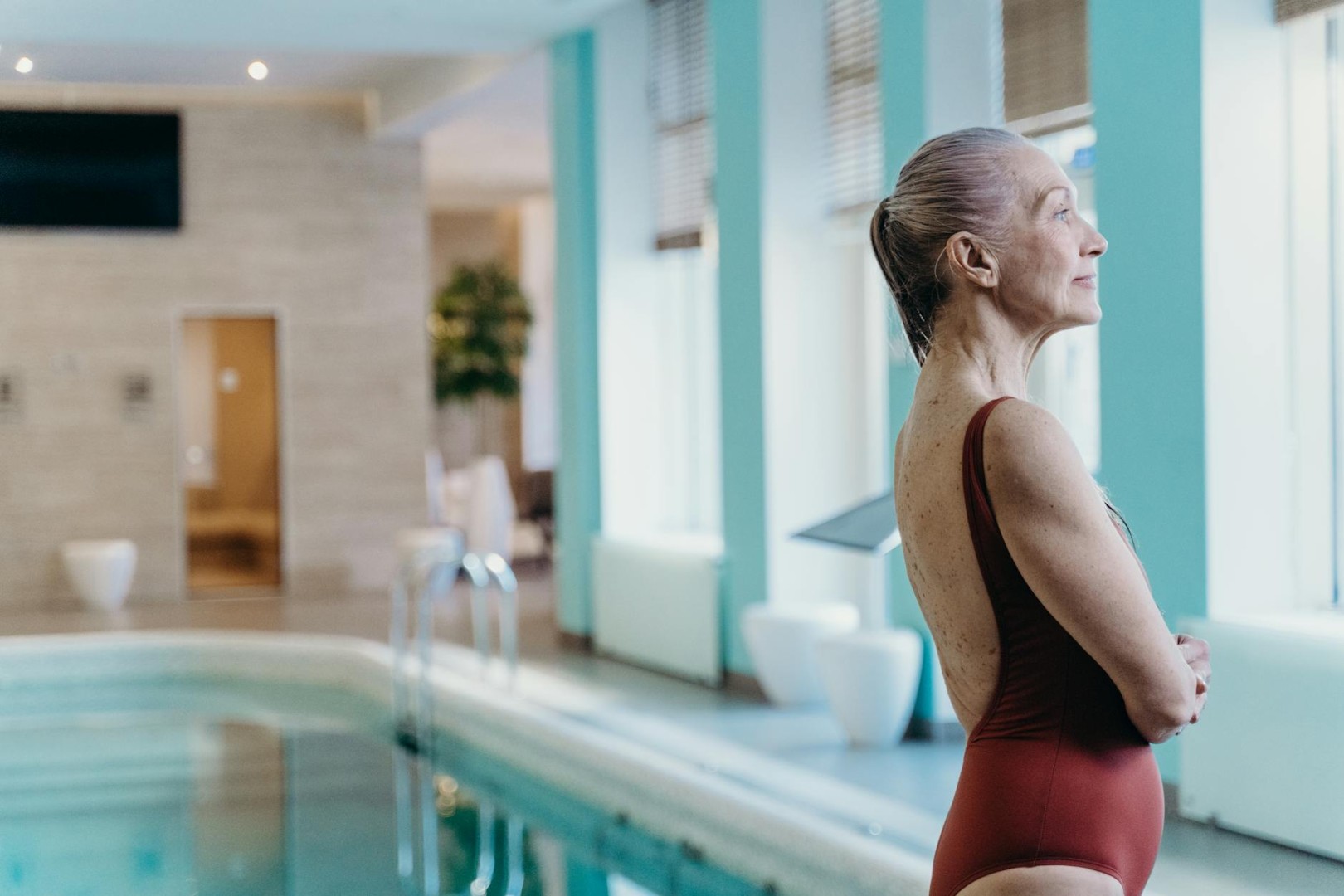 Z klasą na plaży i w sanatorium - jak dobrać strój kąpielowy dla kobiet w dojrzałym wieku