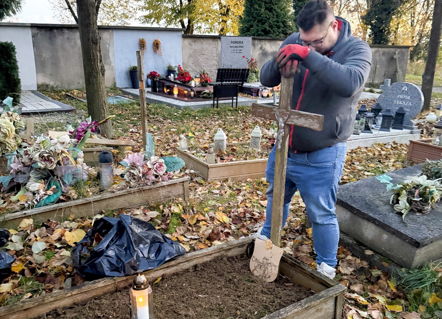 Wolontariusze Polski 2050 po raz piąty sprzątają zapomniane groby w Raciborzu