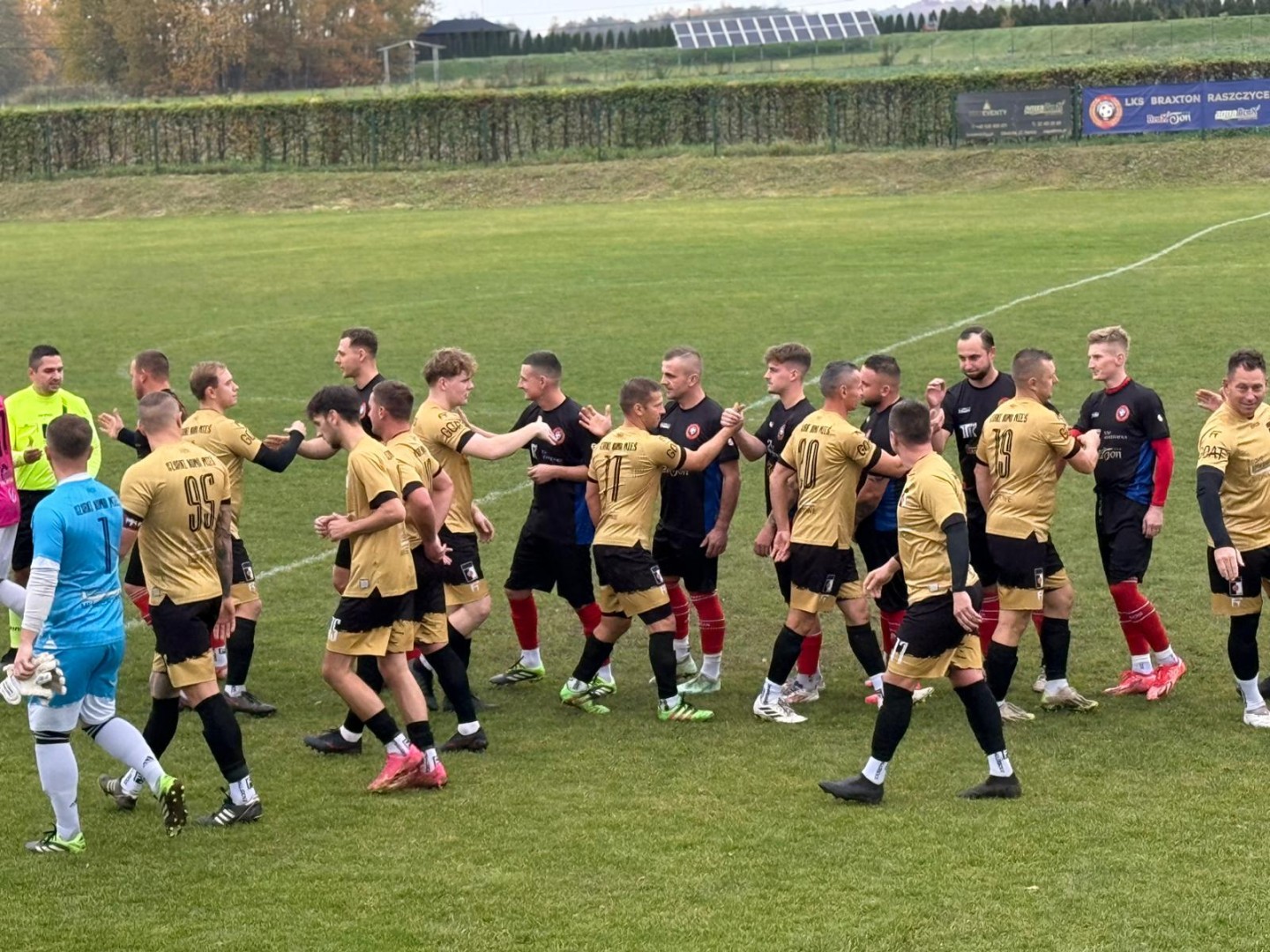 Wielkie derby dla LKS BraxTon Raszczyce. Szalę zwycięstwa przechylił strzał życia