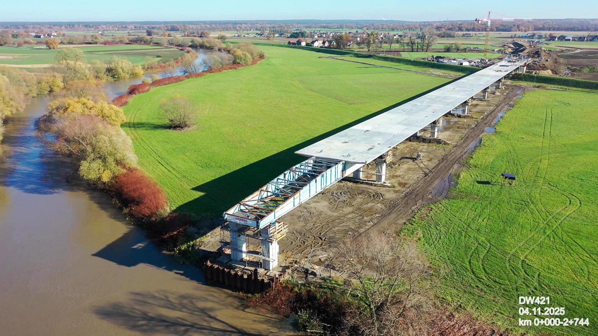 Budowa mostu pod Raciborzem. Budowlańcy przekroczyli półmetek [FOTO]