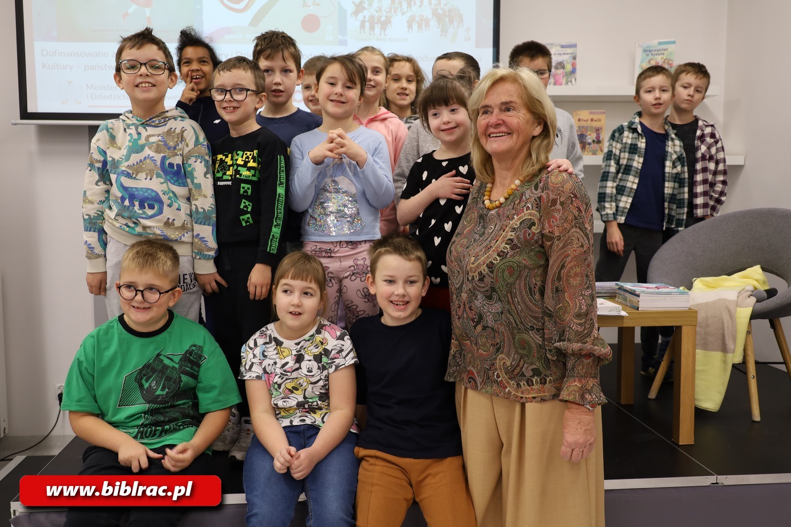 Lepiej widzieć szklankę do połowy pełną! Elżbieta Zubrzycka w bibliotece