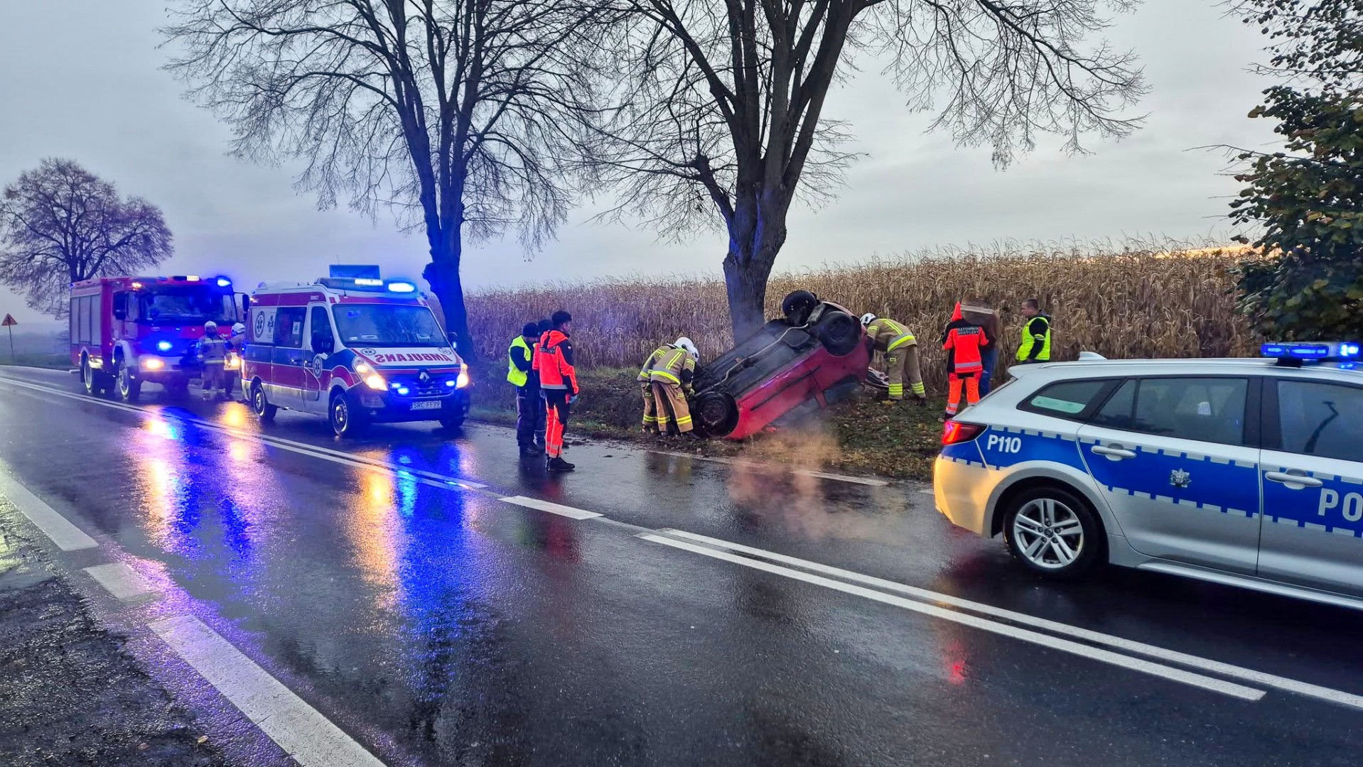 Dachowanie fiata w Tworkowie. Policja apeluje o ostrożność