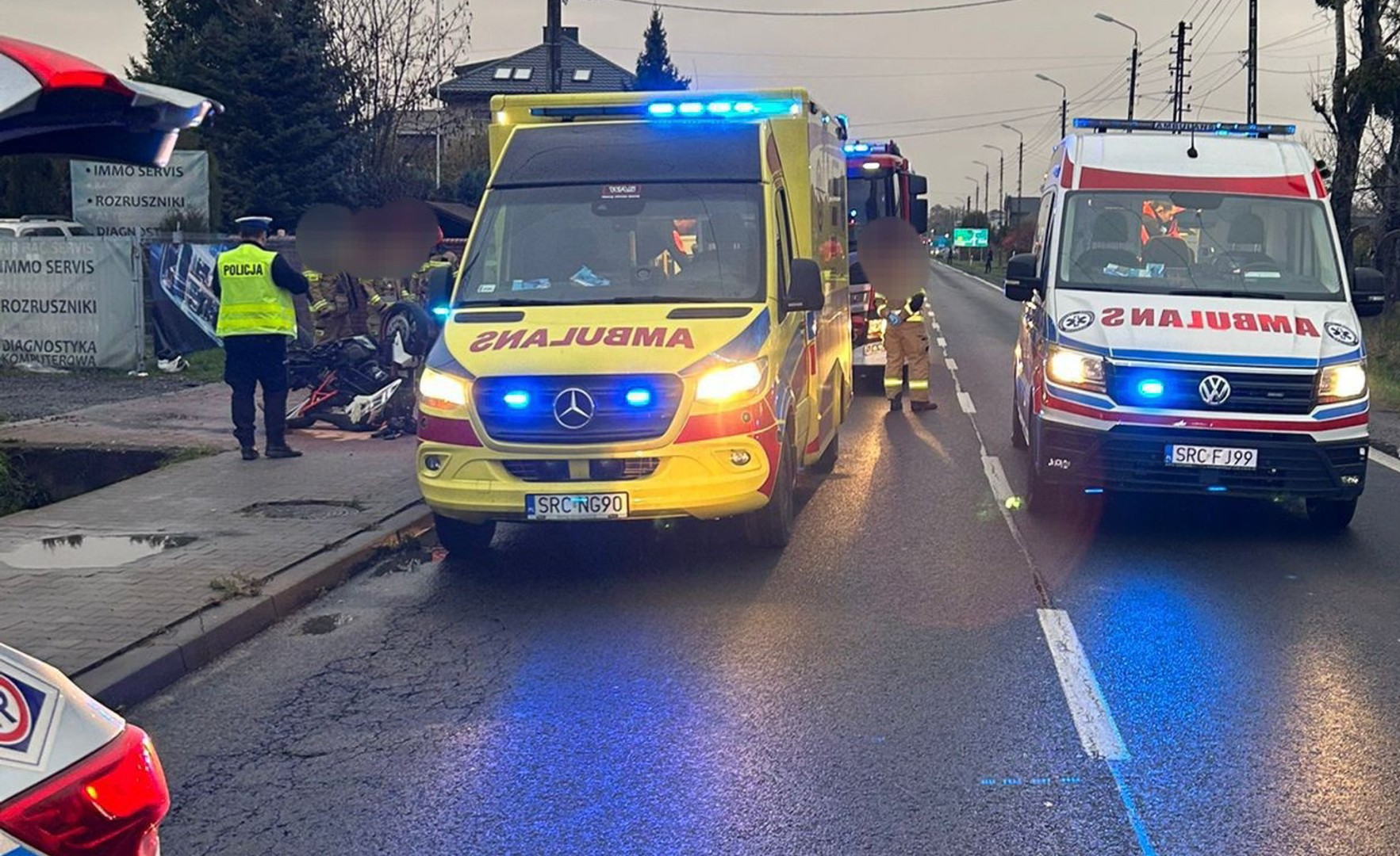 Poważne zdarzenie drogowe na ul. Bogumińskiej w Raciborzu. Dwie osoby trafiły do szpitala