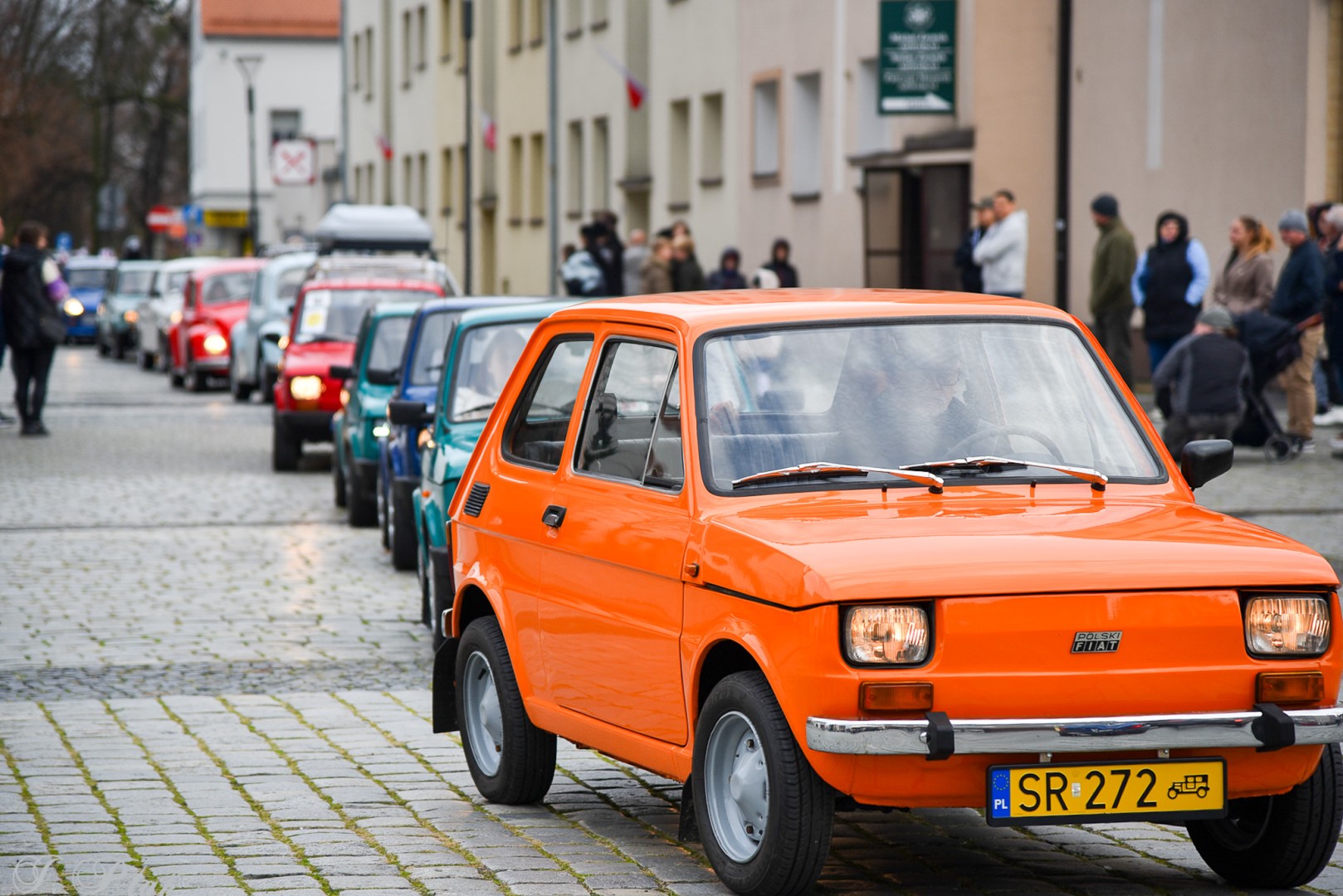 Gwiazdy motoryzacji minionych dekad na raciborskim rynku [FOTO i WIDEO]