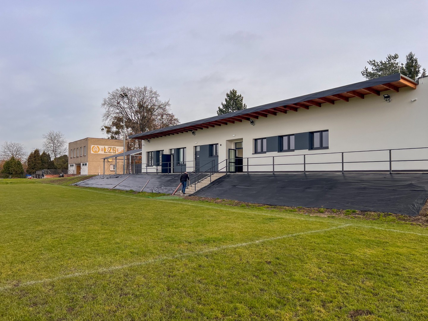 Stary obiekt LKS w Raciborzu pozostaje. Radny Konieczny krytykuje brak rozbiórki przy nowej inwestycji