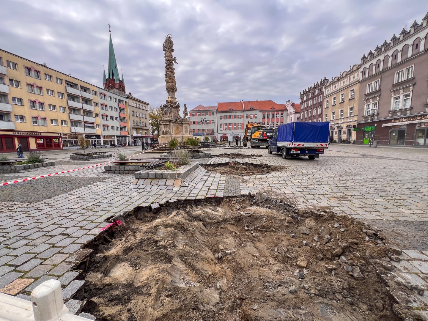 Na rynku rozpoczęło się sadzenie drzew [FOTO]