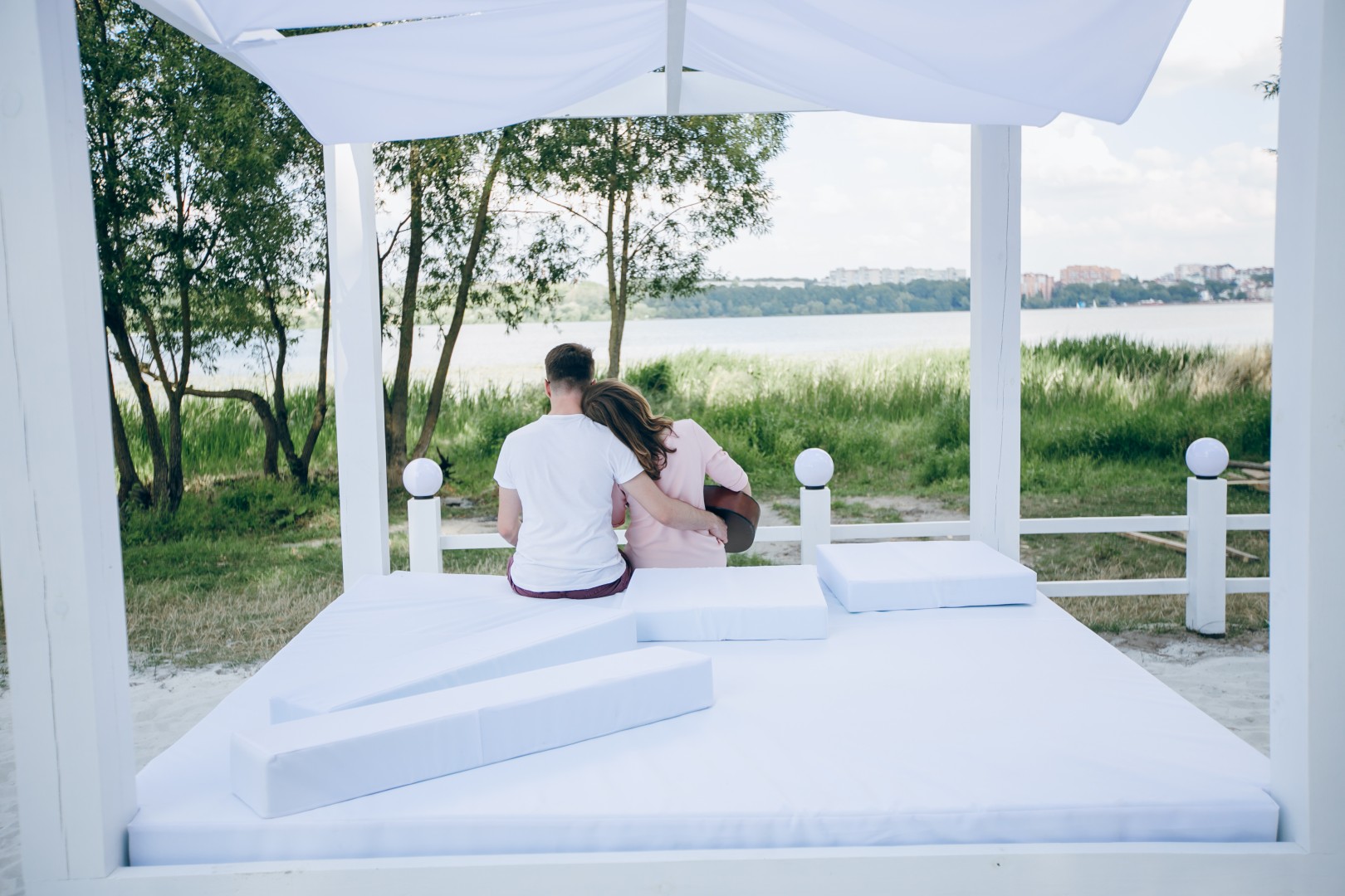 Zadaszenia tarasów – sposób na całoroczne korzystanie z przestrzeni przydomowej