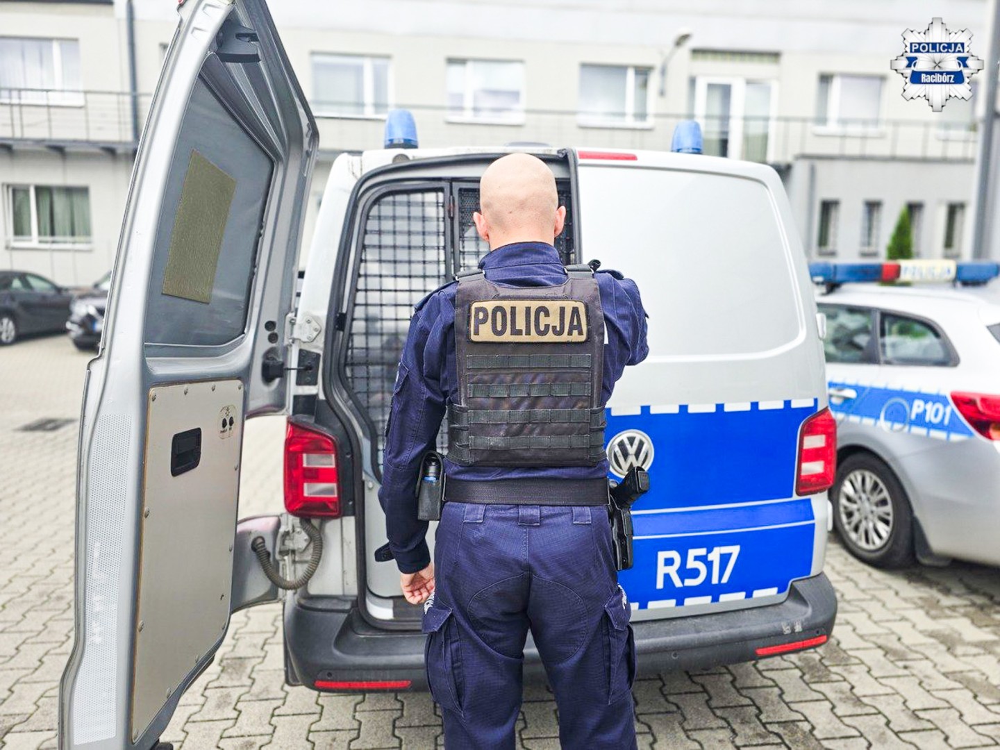 Siedmiu poszukiwanych w rękach raciborskiej policji – jedna z osób ukryła się w ścianie za lustrem