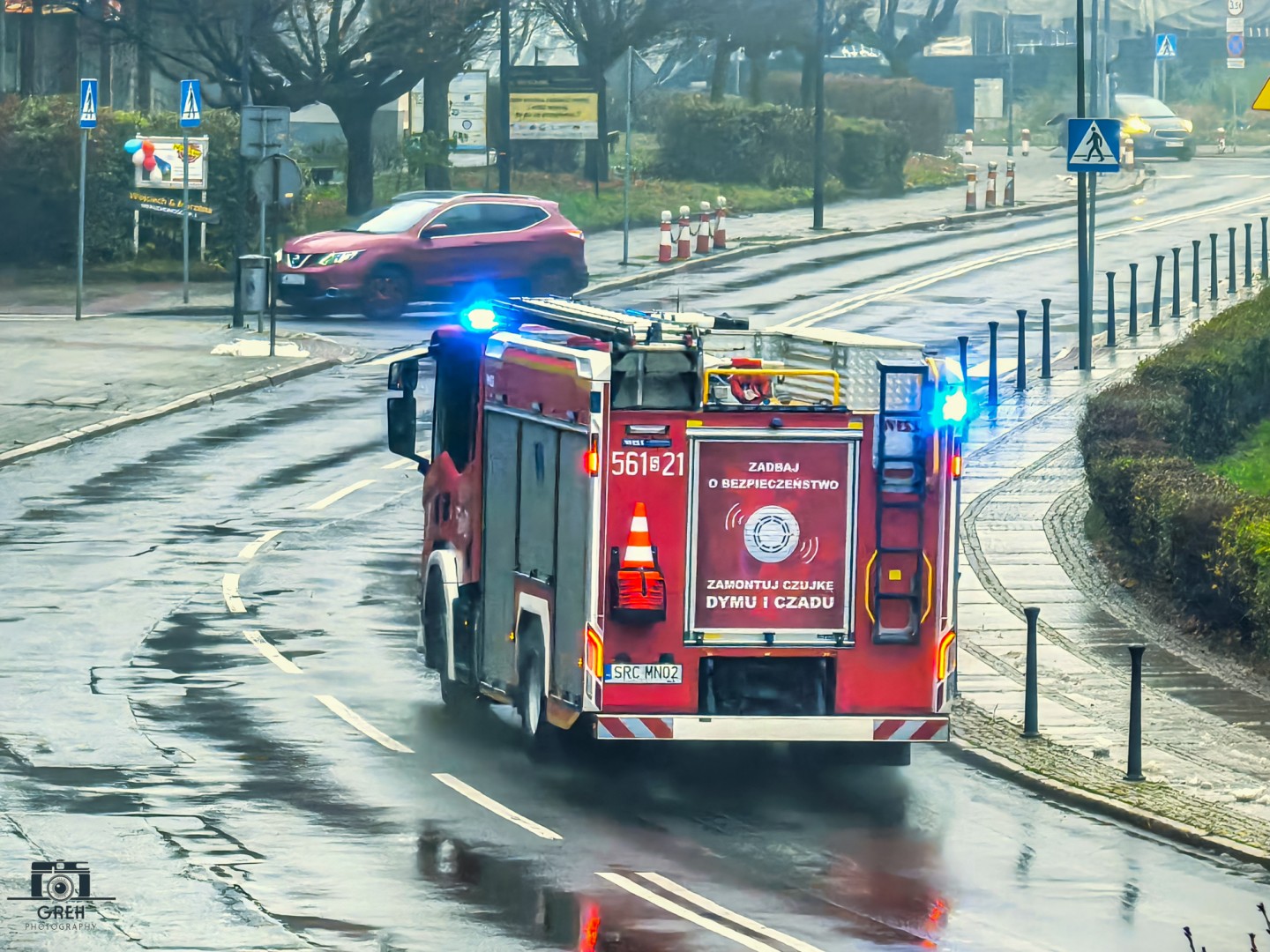 Plama na jezdni, złamane drzewo i pożar sadzy. Prawowita wtorkowa służba strażaków [RAPORT 998]