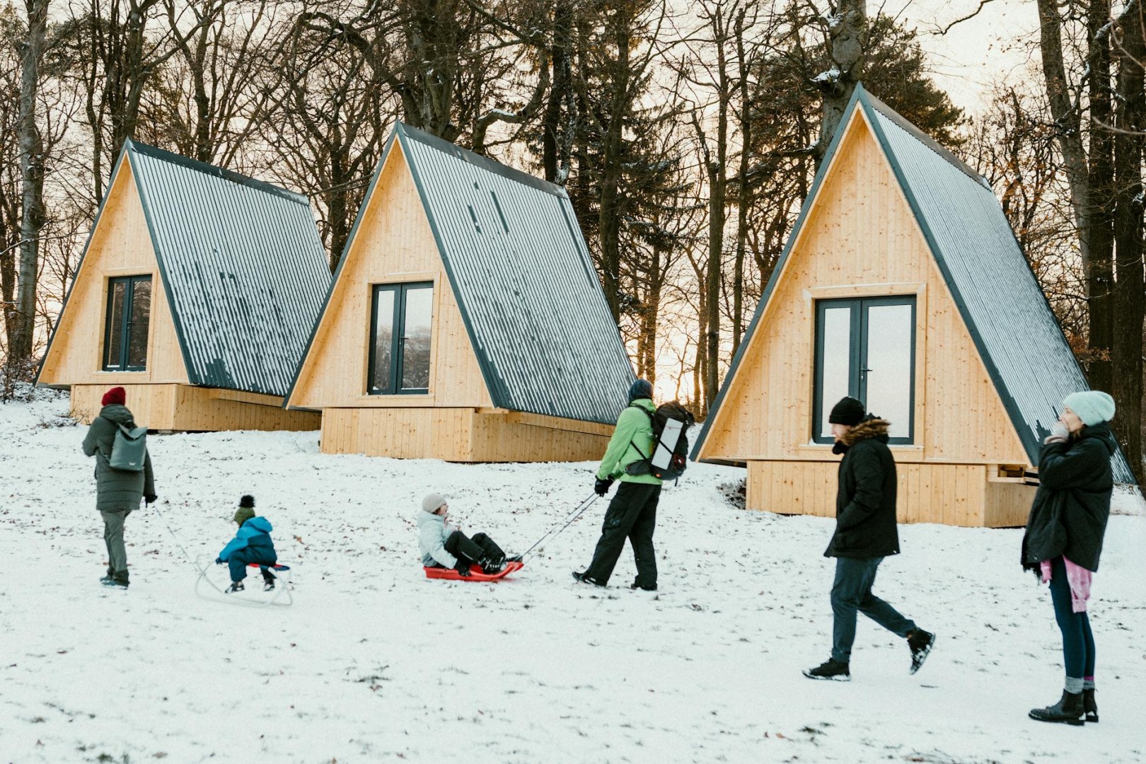 Bezpieczne wakacje z dziećmi – co powinien zapewnić dobry ośrodek?