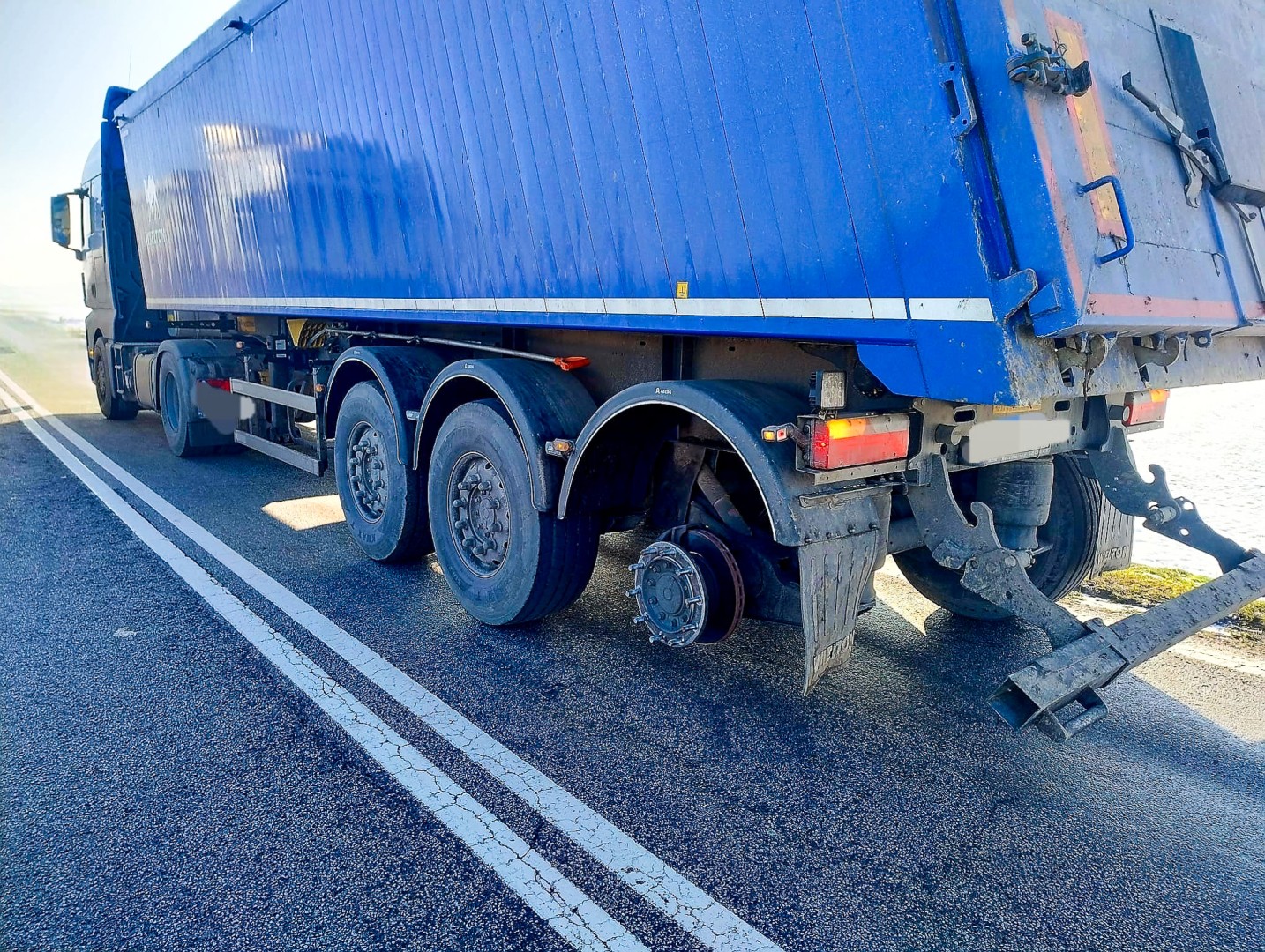 Groźne zdarzenie na DK 45 – oderwane koło spowodowało czołowe zderzenie