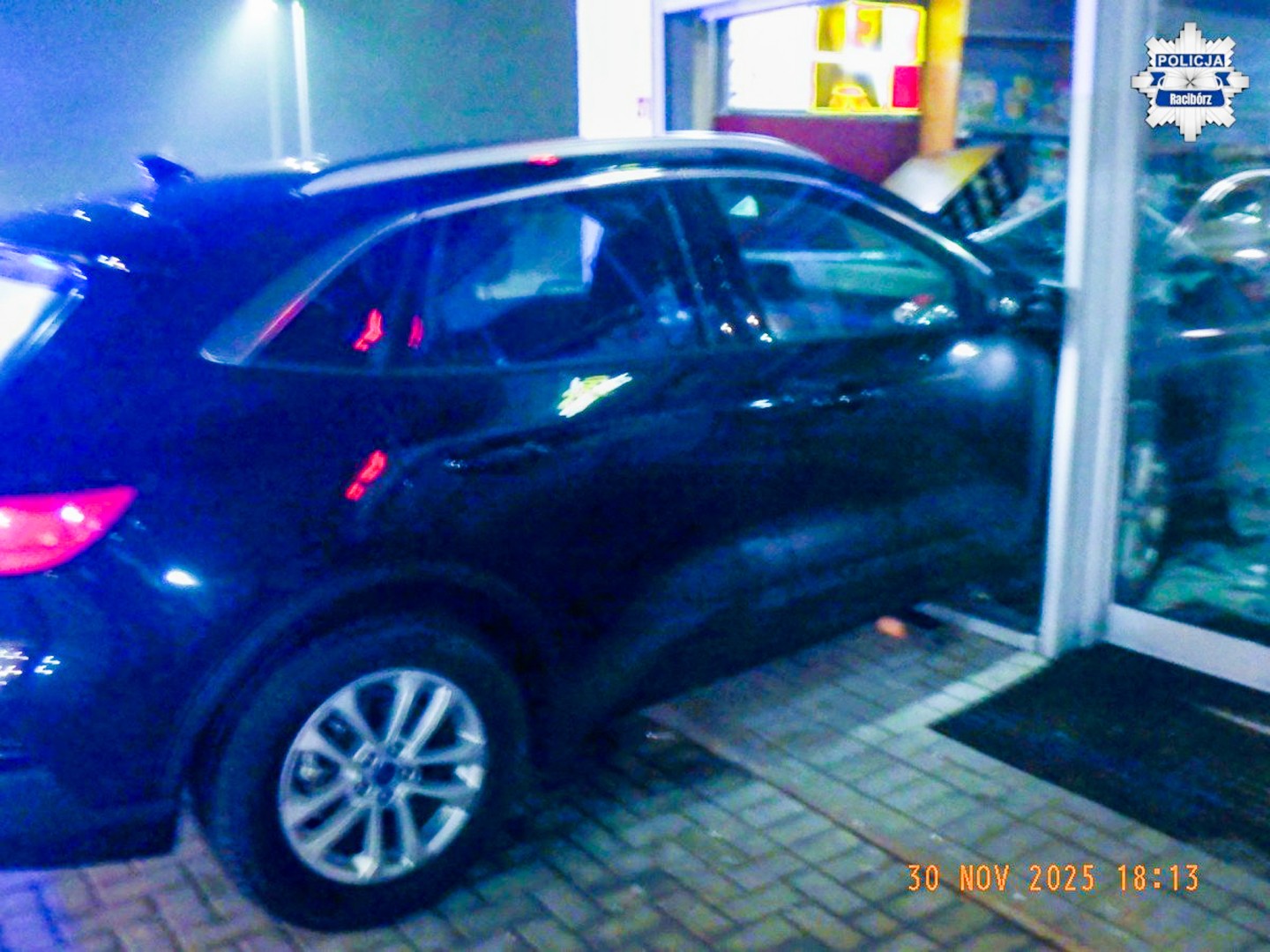 Kierowca forda wjechał w budynek stacji paliw na Rybnickiej