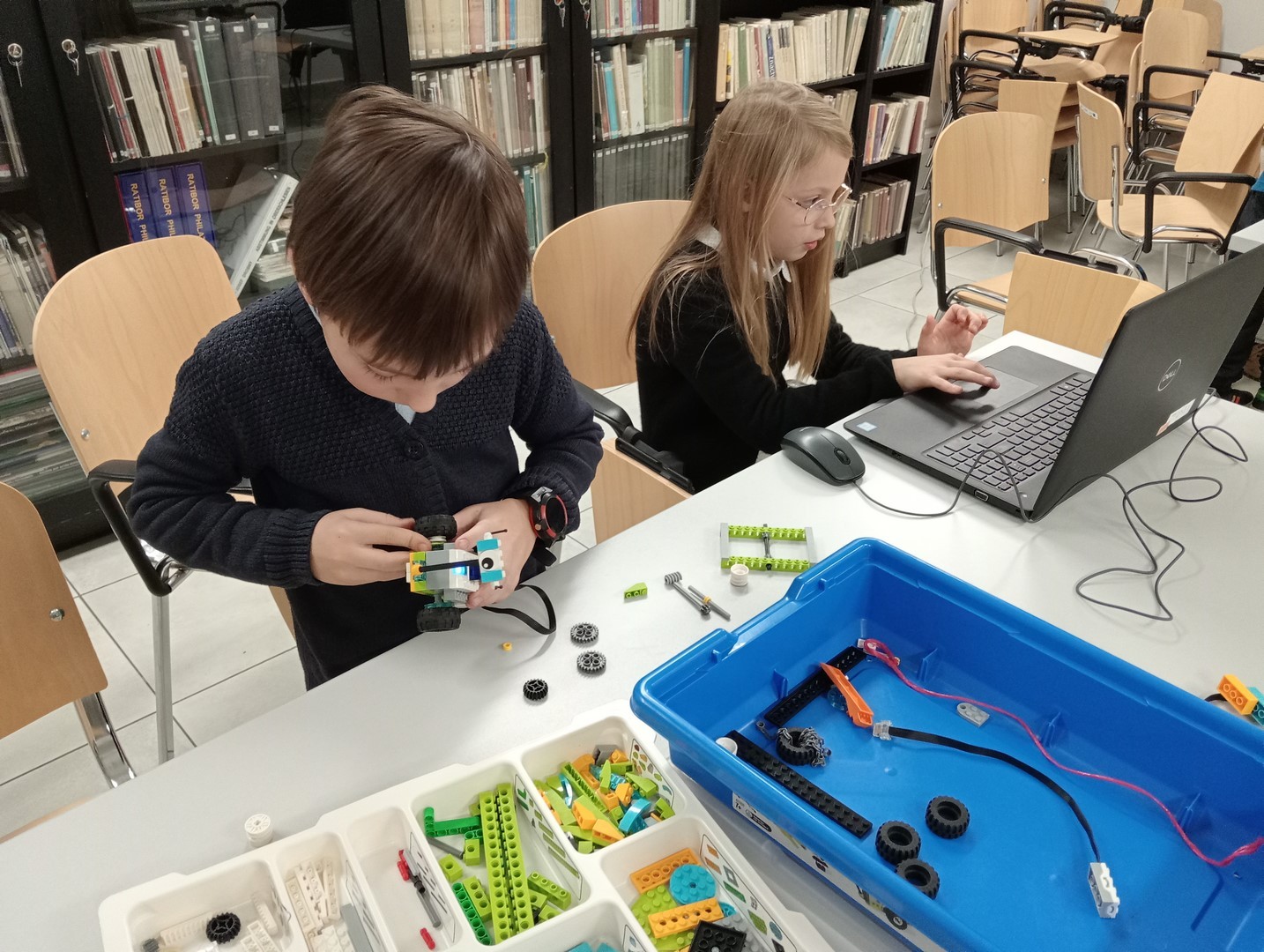 Biblioteczne kluby polecają się na przedświąteczny czas