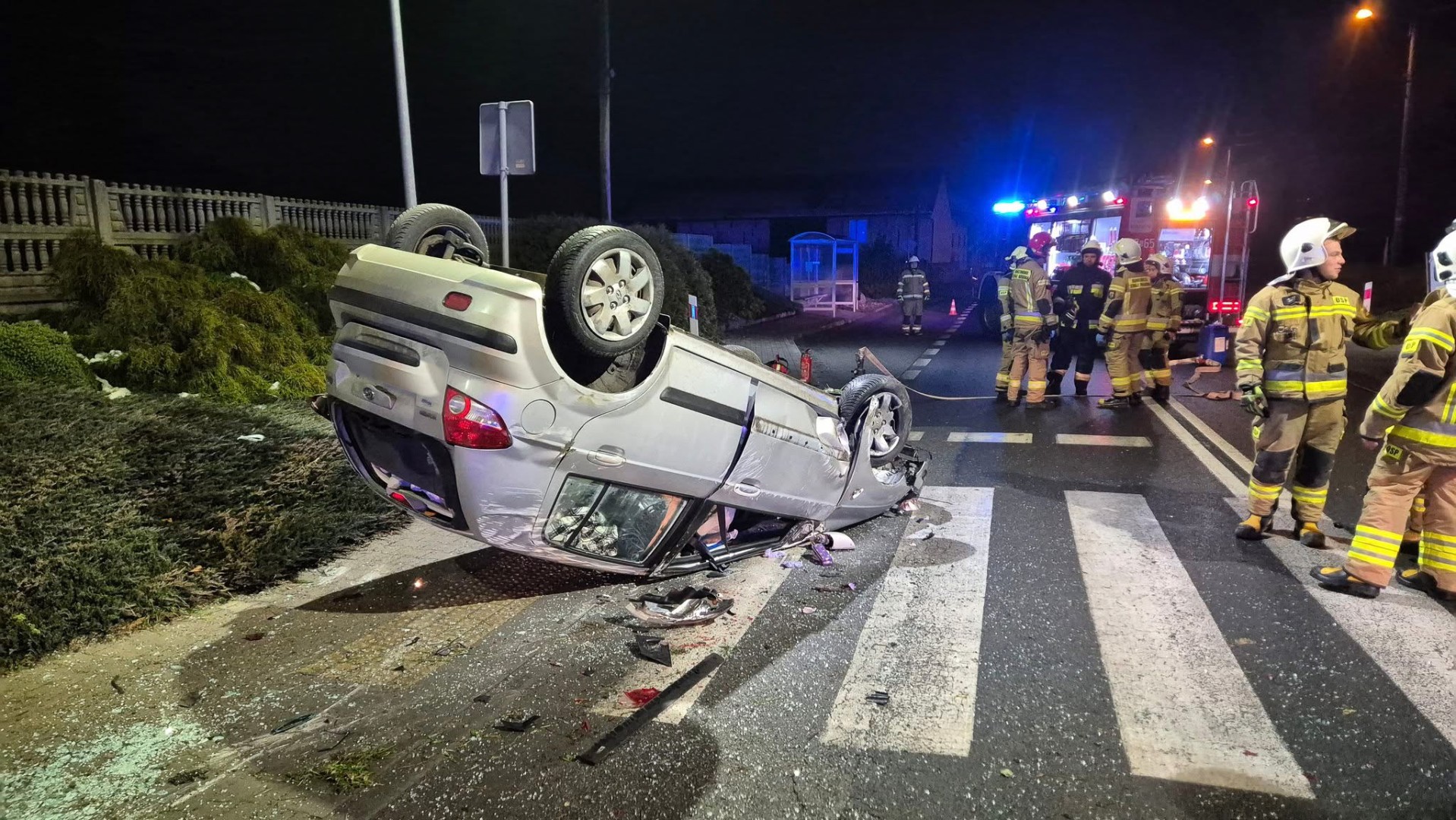 Dachowanie na ulicy Raciborskiej w Roszkowie. 23-latek zasnął za kierownicą