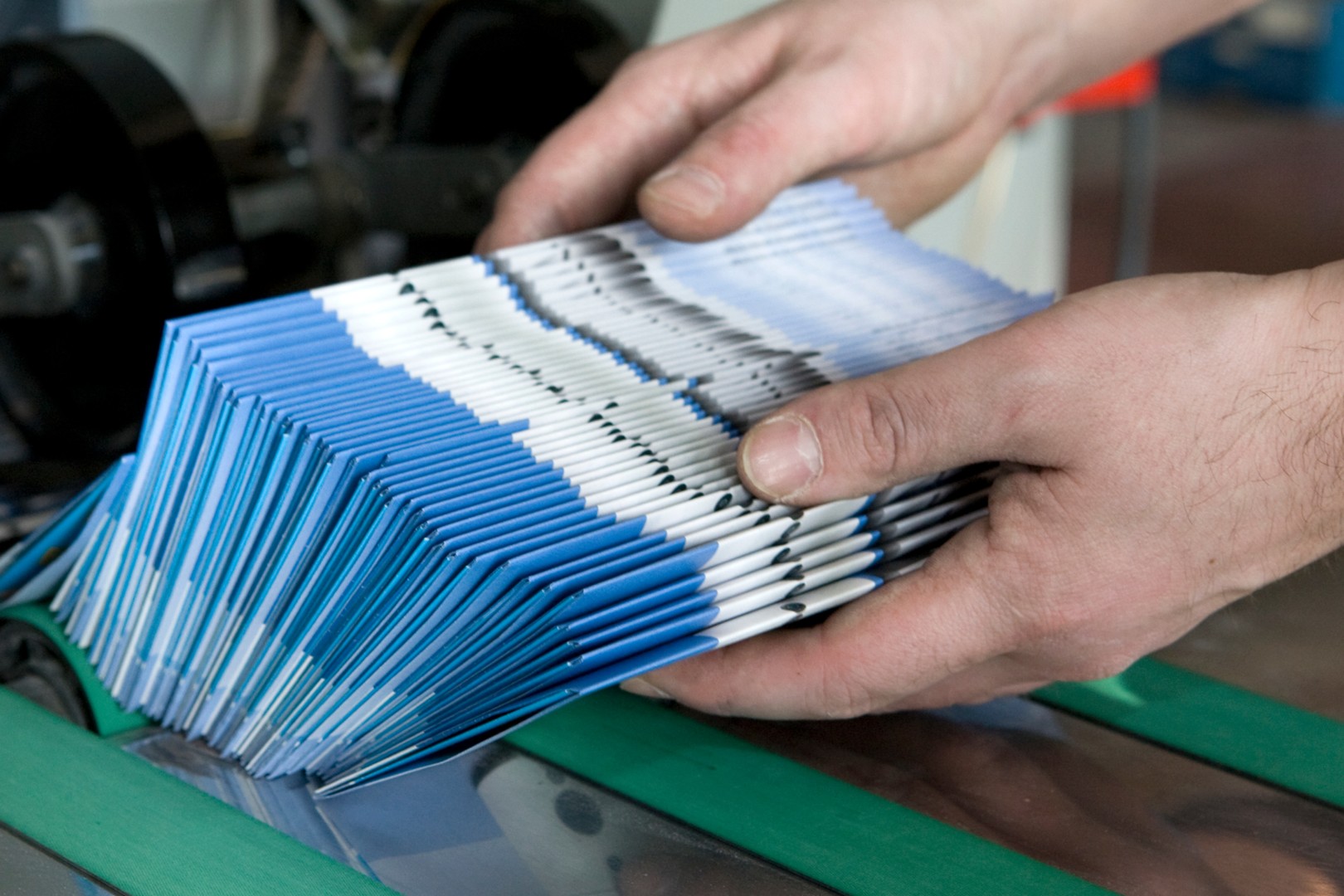 Dlaczego marketerzy płacą tysiące za social media, ale response rate z ulotek jest pięć razy wyższy