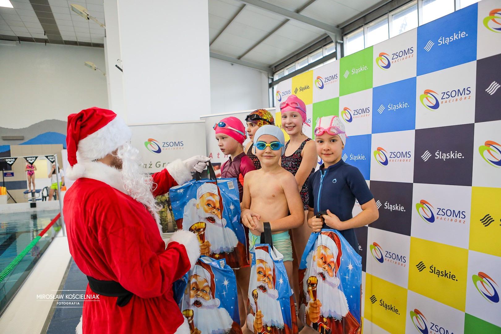 XII Mikołajkowe Zawody Pływackie i jarmark z ZSOMS [FOTO i WIDEO]