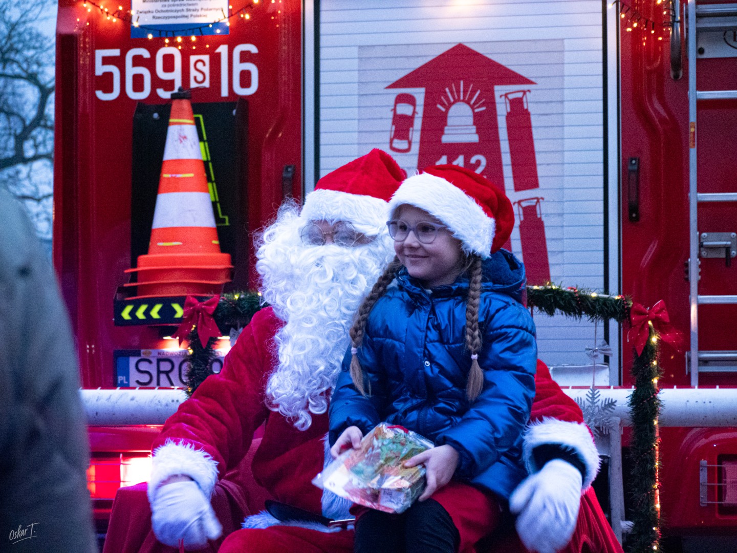 Święty Mikołaj przyjechał do Nędzy wozem strażackim