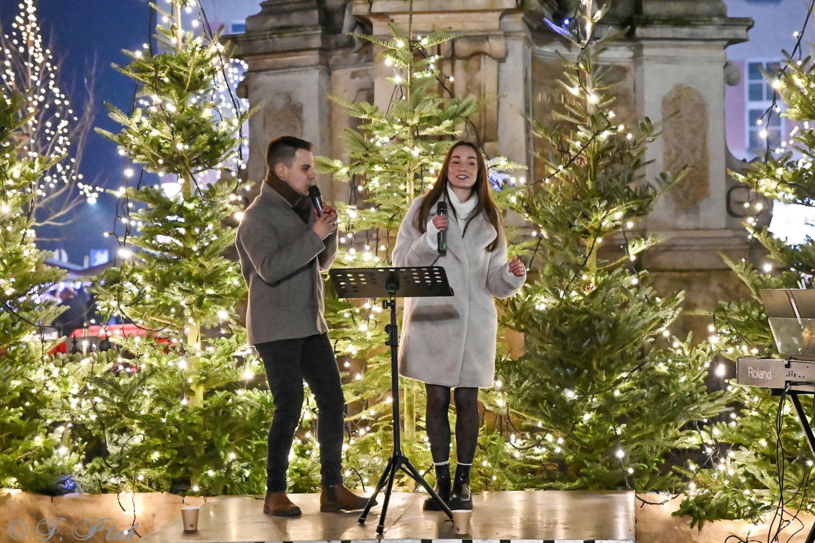 Wieczór na raciborskim jarmarku: muzyka, świąteczne zakupy i spacer po rynku