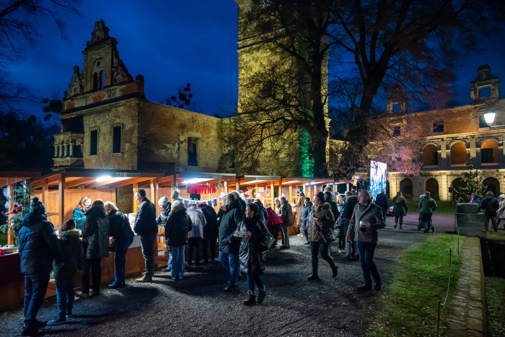Kiermasz Bożonarodzeniowy w baśniowej scenerii tworkowskiego zamku z rekordową frekwencją