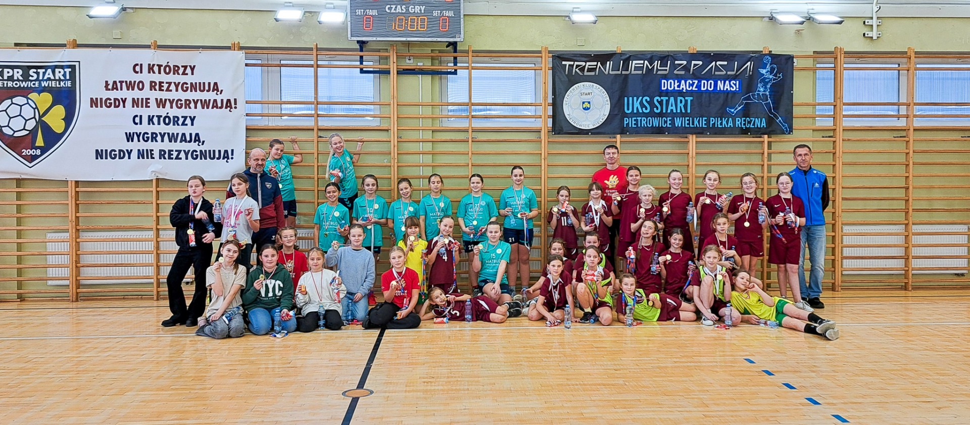 Powiatowy Mikołajkowy Turniej Mini Piłki manualnej Dziewcząt w Pietrowicach Wielkich