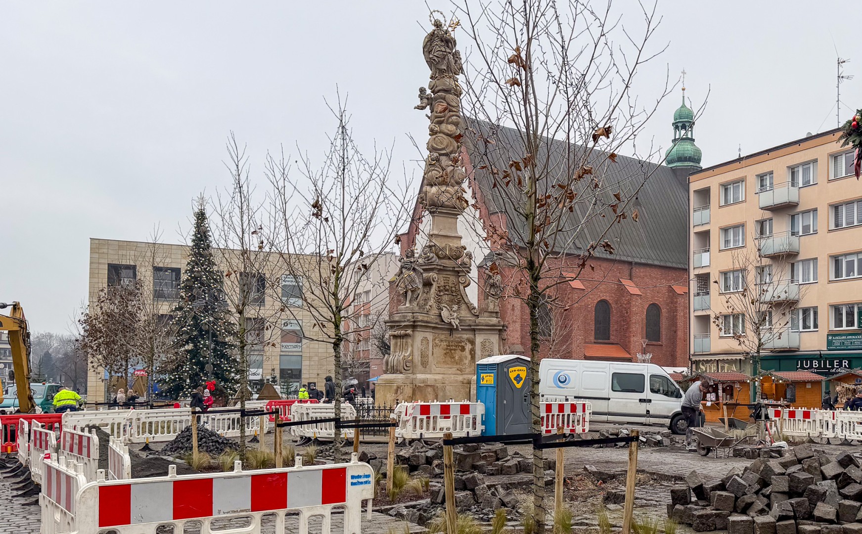 To oburzające! Radni krytykują lokalizację toi-toia przy Kolumnie Maryjnej na Rynku