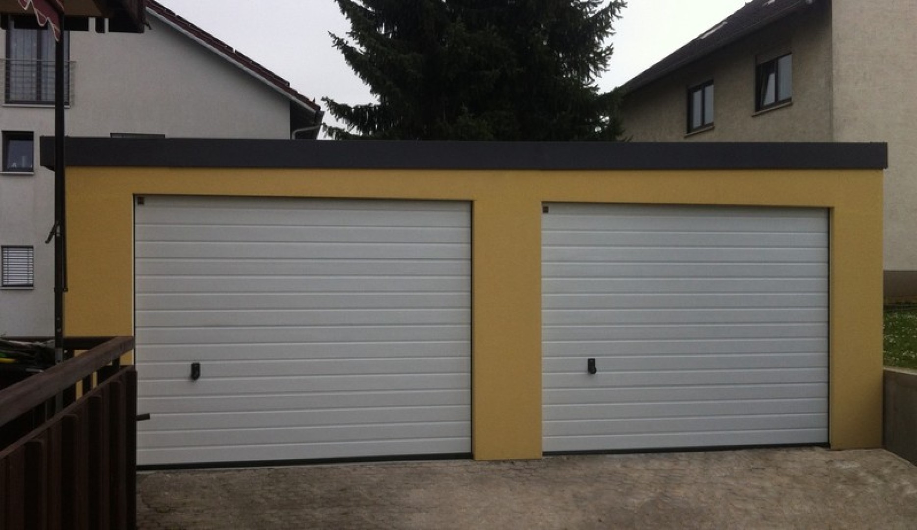 Garaże tynkowane vs. klasyczny blaszak – które rozwiązanie lepiej sprawdzi się w polskich warunkach?