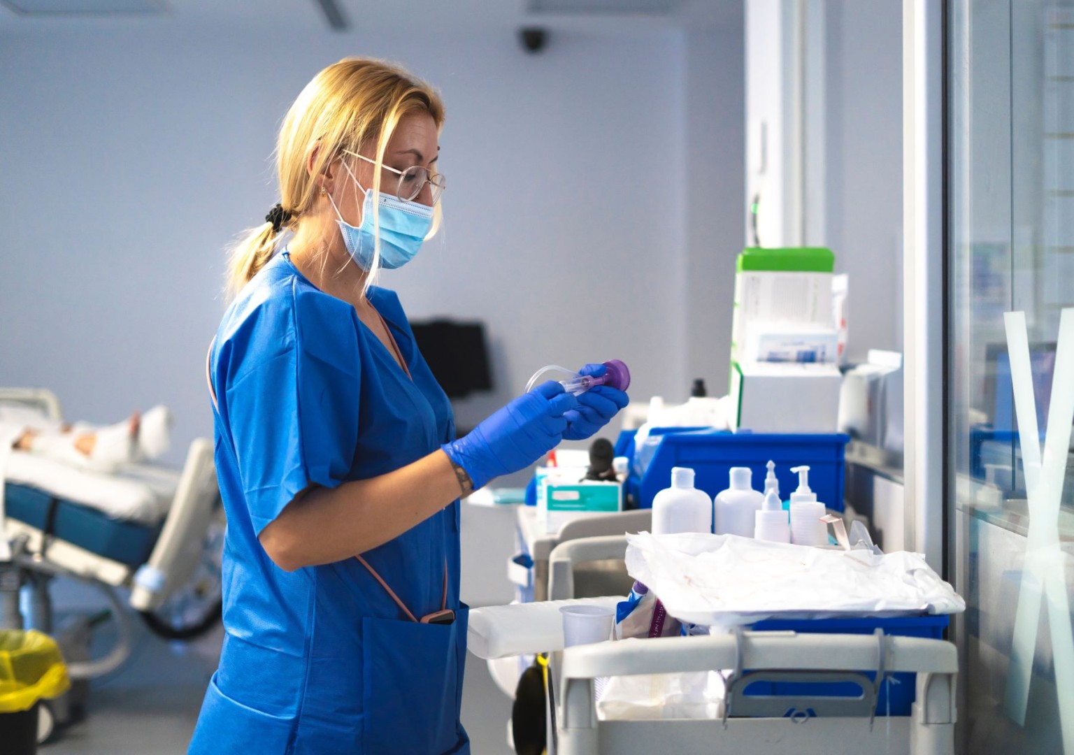 Technik sterylizacji medycznej – praca gwarantująca zatrudnienie? Sprawdź, na jakie zarobki można liczyć