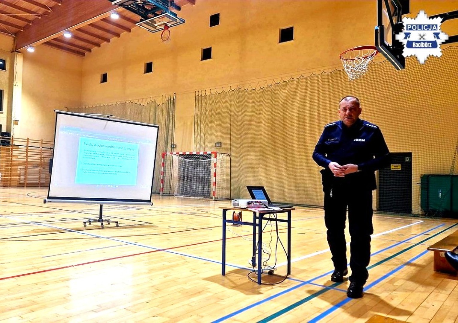 Dzielnicowy spotkał się rodzicami i nauczycielami w ZSP w Rudniku