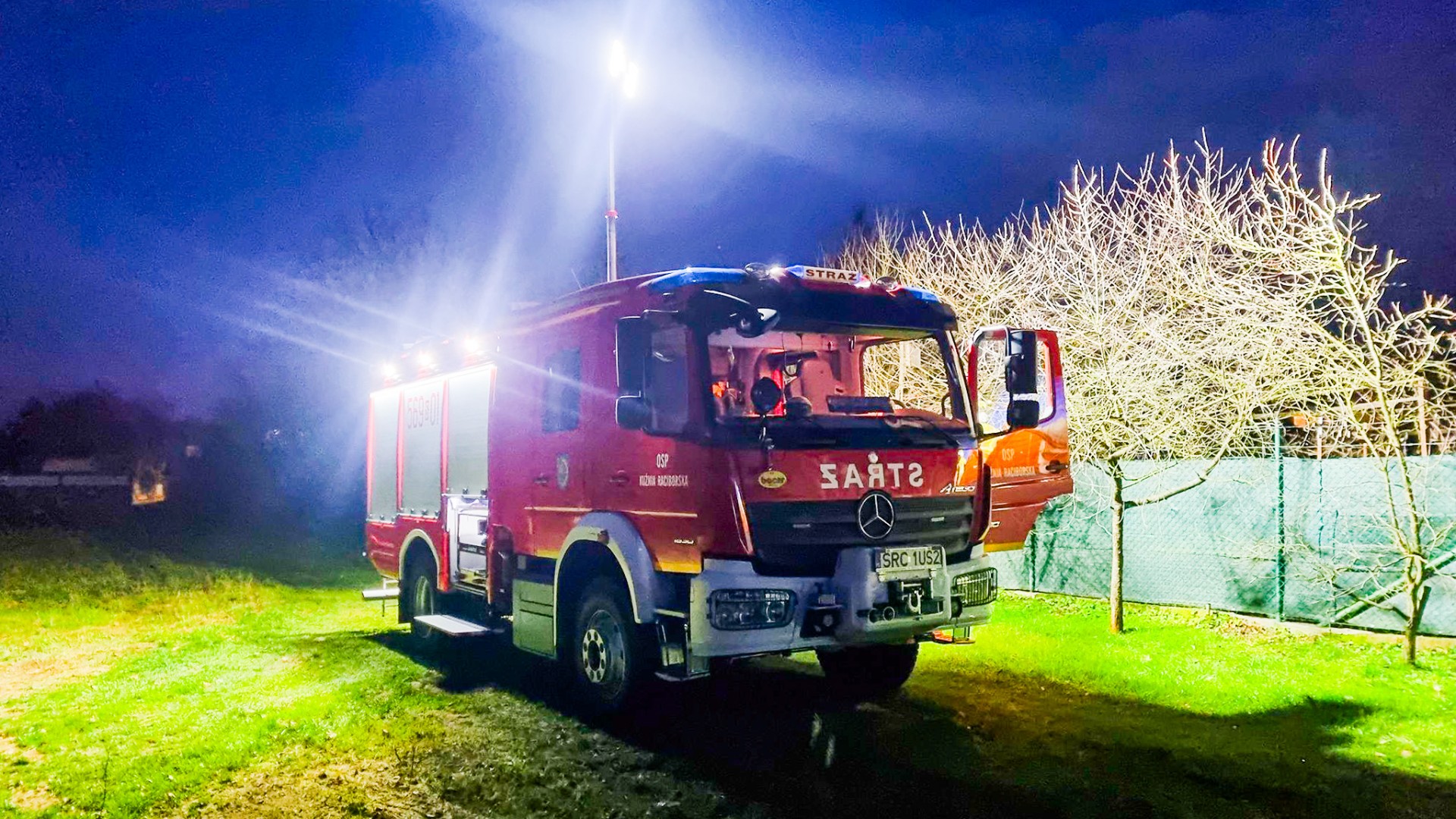 Seria groźnych interwencji strażaków w powiecie. Pożary i wypadek przy słupie energetycznym