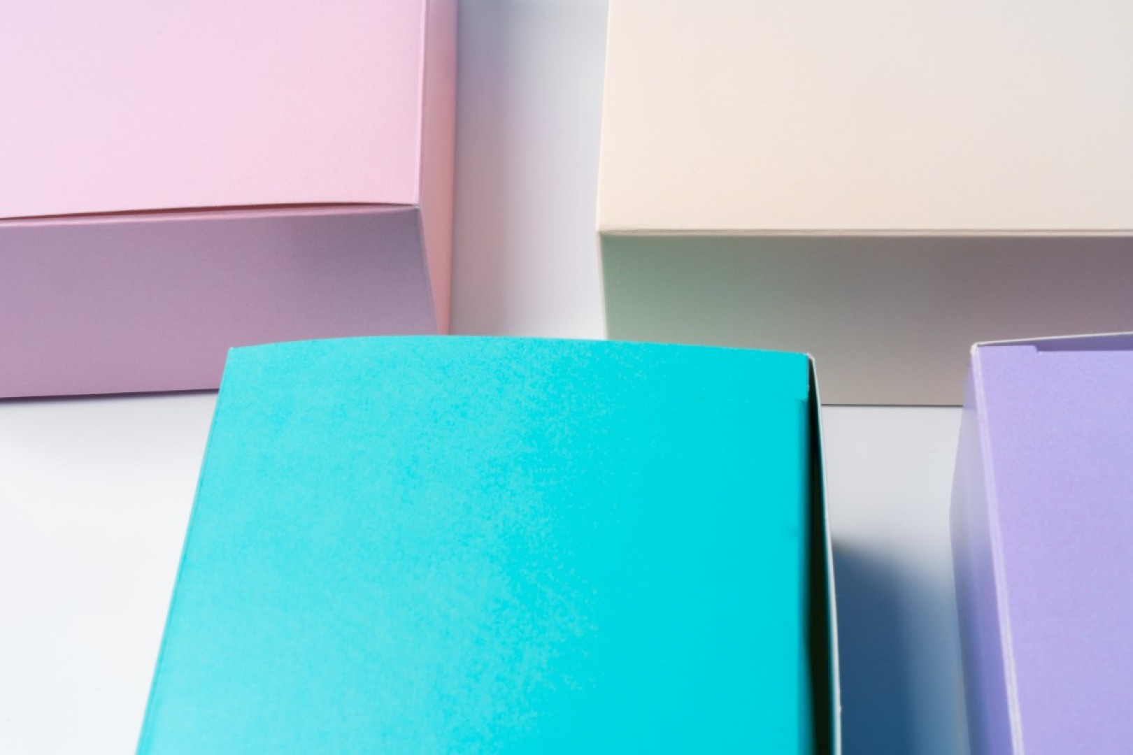 Psychologia koloru w opakowaniach kartonowych - jak kolor pudełka wpływa na decyzje zakupowe?