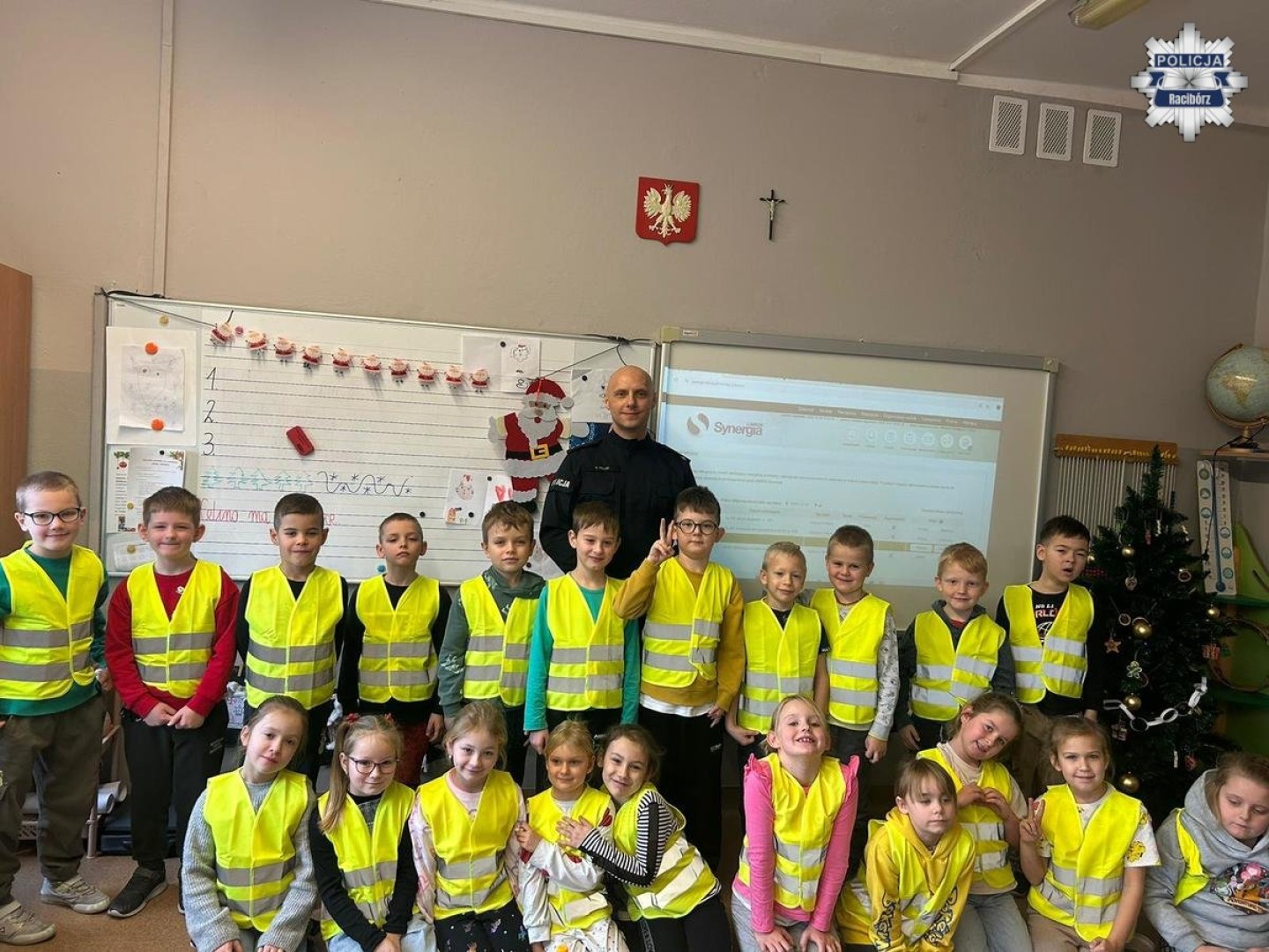 Jak bezpiecznie poruszać się po drodze i co robić w przypadku zagrożenia? Policyjne spotkanie w Kuźni Raciborskiej