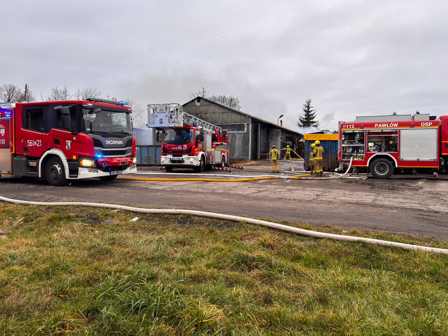 Pożar hali w Pawłowie. Trwa akcja gaśnicza przy ul. Gamowskiej [FOTO i WIDEO]