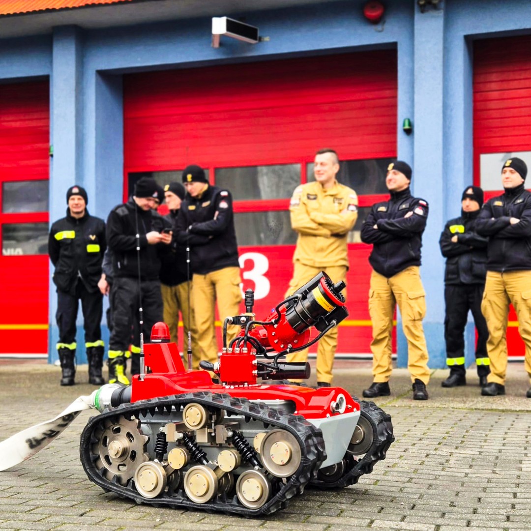 Nowoczesne wsparcie dla strażaków w Raciborzu – do Komendy trafił robot gaśniczy FMBOT 2400