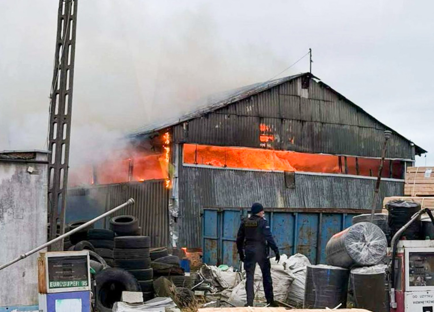 Wigilia pod znakiem ognia. Ogromne straty po pożarze hali w Pawłowie