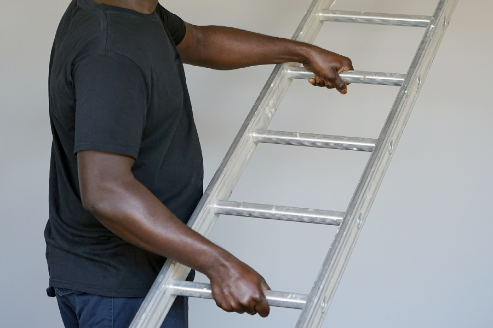 Drabiny aluminiowe w firmie – normy i bezpieczeństwo