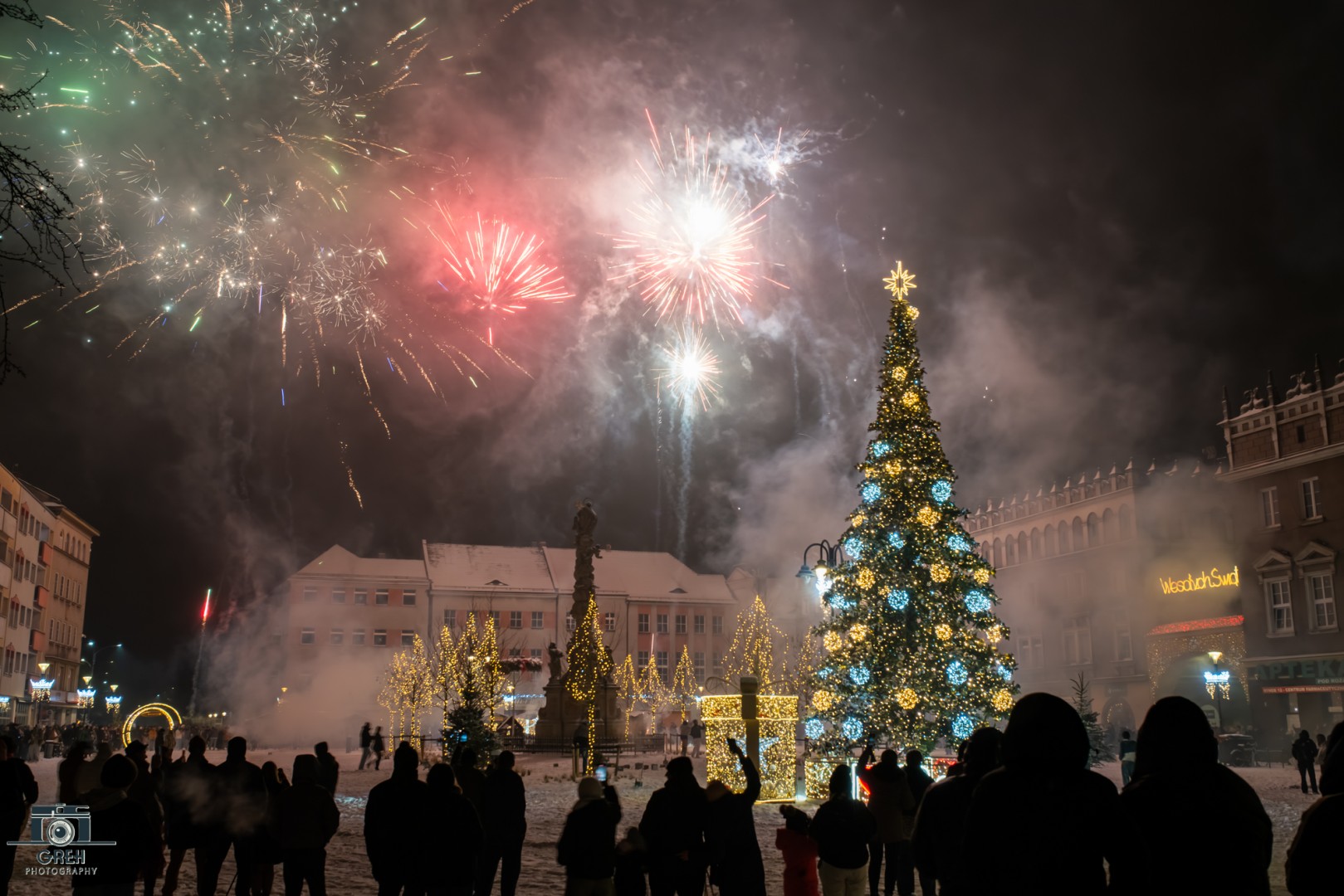 Sylwester bez sceny, za to z klimatem. Nowy Rok przywitany na raciborskim Rynku [FOTO i WIDEO]