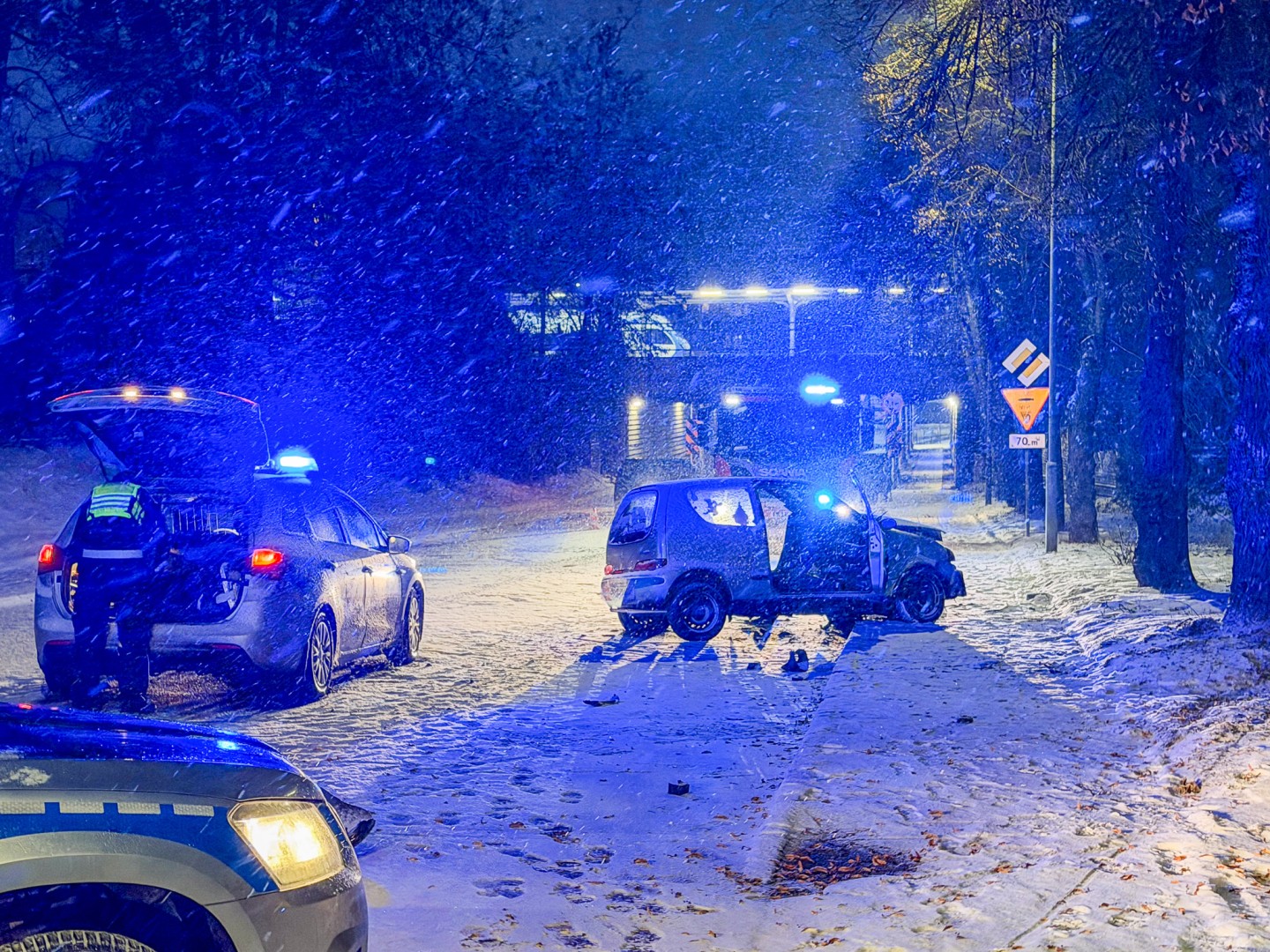 Groźne zdarzenie na ul. Piaskowej. Auto uderzyło w drzewo